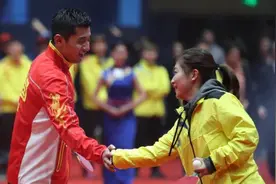 张继科握手旧爱刘诗雯，庆祝她混双夺金，网友：还是放不下彼此视频封面