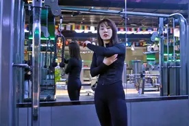 年龄越大手臂肌肉越松弛？教你简单高效的训练，快速消除拜拜肉