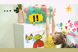 女孩在争抢玩具，被妈妈发现，快来看看妈妈拿玩具制作了什么？视频封面