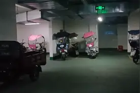 信阳一小区不缴停车费电动车不让进,物业:充电费便宜可冲抵停车费视频封面