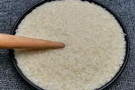 蒸米饭有绝招，大厨教你饭店不外传秘方，米饭粒粒分明香甜又松软