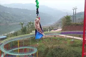 重庆一景区让150斤猪跳68米蹦极做营销，现场叫声惨烈