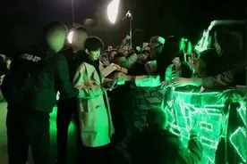 王源18岁生日，暖心亲手给粉丝做蛋糕，还亲自空投给应援粉丝