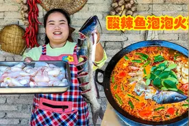 40元买1条江团鱼和2斤鱼泡泡，和酸辣椒煮火锅，酸辣开胃太香了