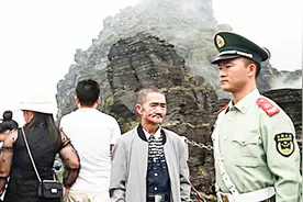 16年老兵国庆执勤，父亲登梵净山陪儿子站岗，一个拥抱泪湿双肩视频封面