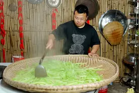 大姑的莴笋太多吃不完，帮她做成莴笋干，这样一年都不会坏了视频封面