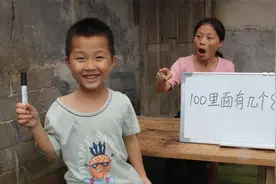 骗子摆摊：100里面有几个8？不料来了个小孩，骗子赔惨了！