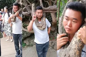 男子头卡树杈拍照开心“比耶” 下一秒笑容消失自己变成“景点”