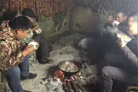 湖南农村正式进入冬天，炖一只3年的腊猪脚，这顿吃了又要胖3斤