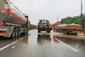 开封村庄被淹党员干部现场啃干馍喝凉水用拖拉机安全转移群众