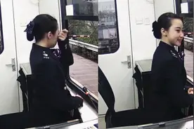 最敬业“变脸”！实拍：收费员被司机骂哭 下一秒抹掉泪微笑服务视频封面