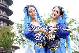 河南美女双胞胎走红，俩人从小是同班同学，长大后在一个单位工作视频封面