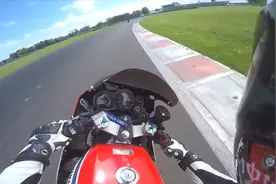 摩托车赛道比赛，速度是真的快视频封面