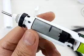 拆解小米电动牙刷，看看内部的设计做工和奇怪的电机