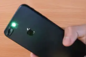 用了20年手机才发现，手电筒还能变颜色，爱是一道光，绿到你发慌