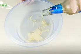 洗头水里加点啤酒和淘米水，头发乌黑靓丽，很实用的土方法视频封面