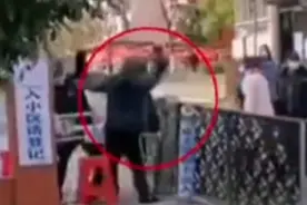 拘留十五日！湖北宜昌这名男子未戴口罩闯小区并辱骂殴打保安视频封面