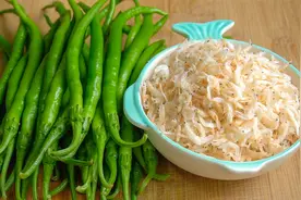 辣椒和虾皮真是绝配，简单2步就上桌，香辣开胃，卷着吃真下饭