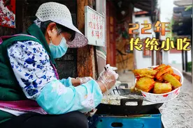 丽江70岁老奶奶卖小吃，22年守在家门口摆地摊，每天只卖四小时