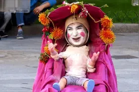 4个世界上最神奇的街头表演！巨婴街头整蛊，吓坏路人视频封面