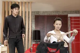 影视：丈夫跟小三出差回来，妻子在他包里发现一双丝袜，好看了视频封面