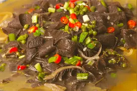 毛肚不要只会炒着吃了，学会这种做法，脆爽开胃酸辣下饭视频封面