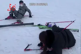 女游客滑雪被男子撞倒 双方争执不下 巡回法庭现场进行协调视频封面