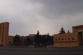 洛阳一高校偷偷给湖北籍学生打钱，1900名学生受惠40万元视频封面