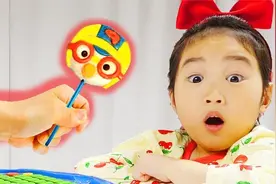 宝蓝有一部神奇电脑，可以从里面拿出糖果，还有美味的杯面！