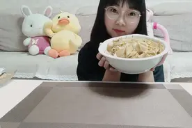 妹子宅家自制家常版干豆腐炒肉，简单易做，一学就会！视频封面
