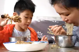 电饭锅焖沙姜鸡，广东人家常菜，鸡腿皮脆肉滑，鸡汁拌面太好吃了