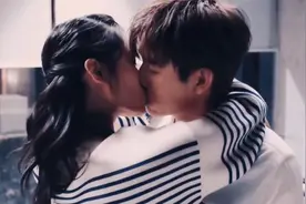 高甜吻戏：小情侣浪漫接吻，这个甜啊。视频封面