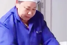 家庭生活拮据，女子借钱搞鹌鹑养殖，不料第一批养了十几天全死了视频封面