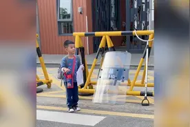 神操作！爸爸接儿子放学却把孩子忘了，看到最后一幕才让人放心视频封面