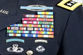 终于明白了！军装左胸的“马赛克”到底是啥？中美差别原来这么大