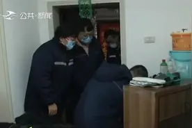 长春一小区供暖不达标，居民在家睡觉"冻头"，热企员工上门检修视频封面