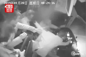 又一起！男子乘大巴中途下车被拒 上前猛抓方向盘