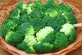 凉拌西兰花时别再焯水了，大厨教你一招，脆嫩入味营养不流失视频封面