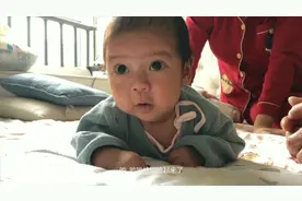 宝宝两个月了第一次见姥爷，孩子抬起头睁大眼，老人直夸是小帅哥视频封面