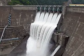 实拍，大坝开闸放水瞬间，感觉太壮观了