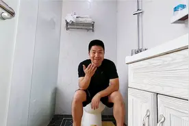 马桶盖被客人坐坏，酒店索赔100元，这损失应该客人承担吗？视频封面