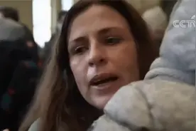 聚焦乌克兰车站：挤满逃离的妇女儿童 数十万乌克兰民众涌入邻国视频封面