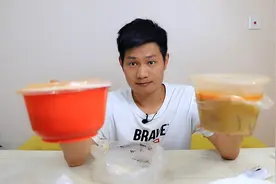 网友说点外卖比在实体店里面吃的分量少，小伙好奇验证一下结果！视频封面