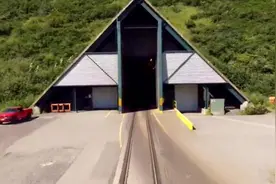 阿拉斯加铁路穿越惠蒂尔隧道，远看以为是一间小房屋视频封面