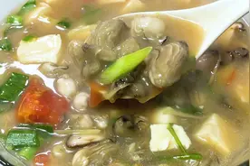 海蛎与豆腐是绝配，福建人教你做海蛎豆腐汤，爽口又家常，太鲜了