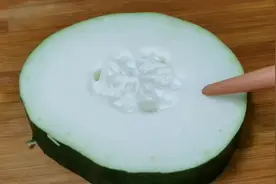 炒冬瓜时，直接炒还是焯水？都不对，大厨教你一招，出锅比肉香视频封面