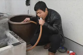 农村小伙给鱼缸换水，要用嘴吸下这管子，能把水抽出来么