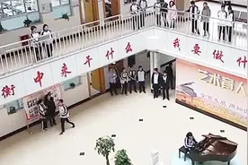 衡水中学女生弹钢琴，神仙学校大课间，竟还可以欣赏到优美的琴声视频封面