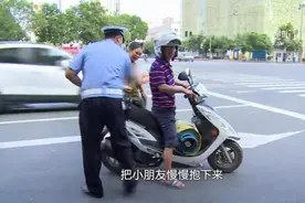 兰州：摩托车违规载人违法运载液化气罐 被交警拦停后竟查出酒驾视频封面