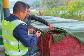 拉18吨才算超载？五菱单排车拉4000斤苹果超载了吗？看小伙咋说视频封面